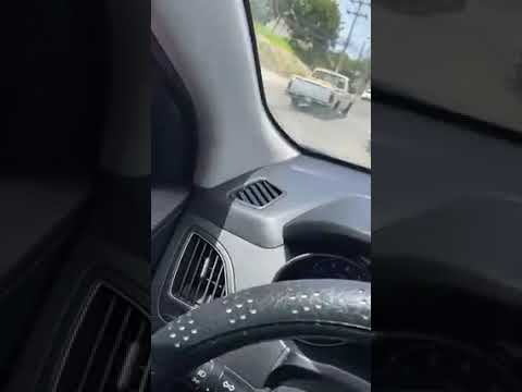 Descubre la razón por la que un hombre persigue a una mujer Descubre la razón por la que un hombre persigue a una mujer