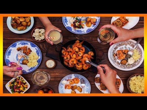 Sumérgete en el mundo de los sueños: gente comiendo en una mesa Sumérgete en el mundo de los sueños: gente comiendo en una mesa