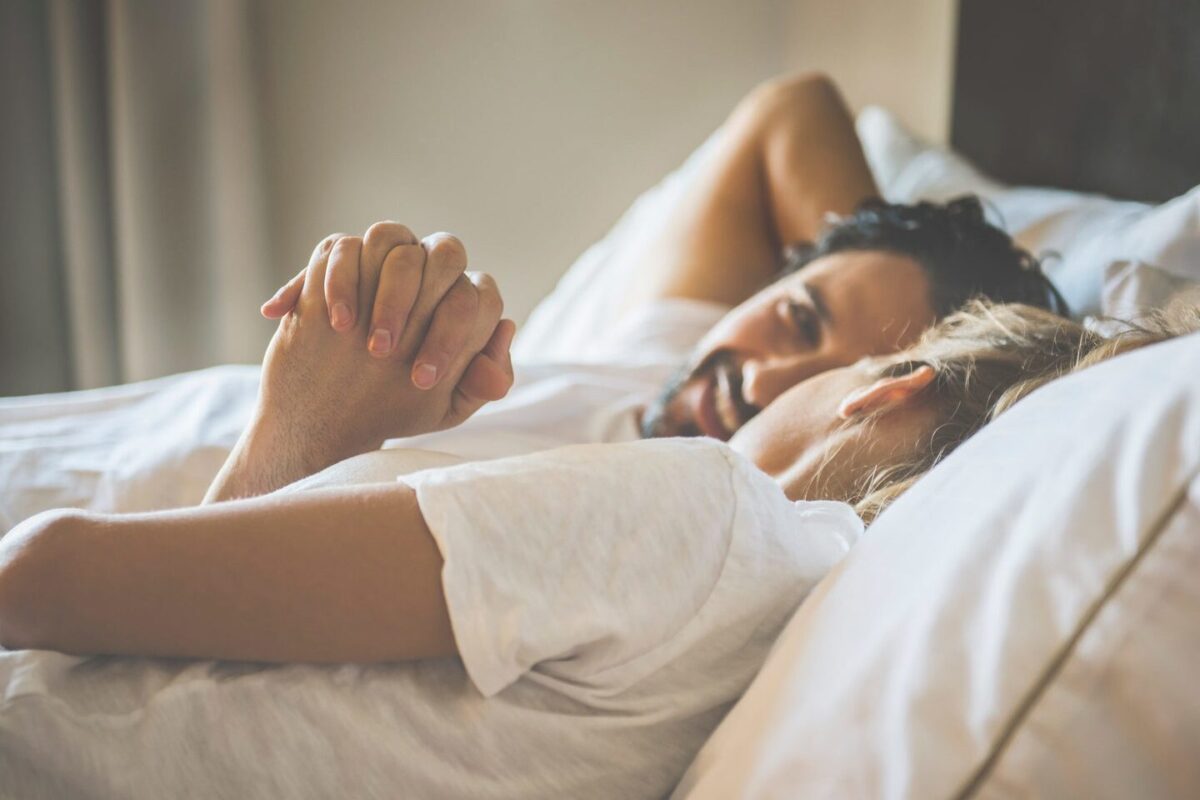 Cuando me agarra la mano y no somos novios: ¿Qué significa realmente?
